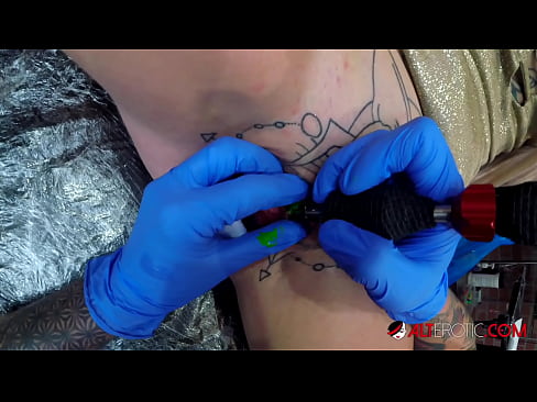 ❤️ Sully Savage, hottie estremamente tatuata, hà fattu un tatuatu nantu à u clitoris ❤❌ Porno à porn co.fullpornercom.ru ﹏
